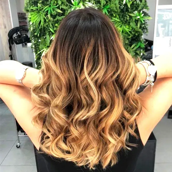Cheveux mi-longs ondulés cuivrés