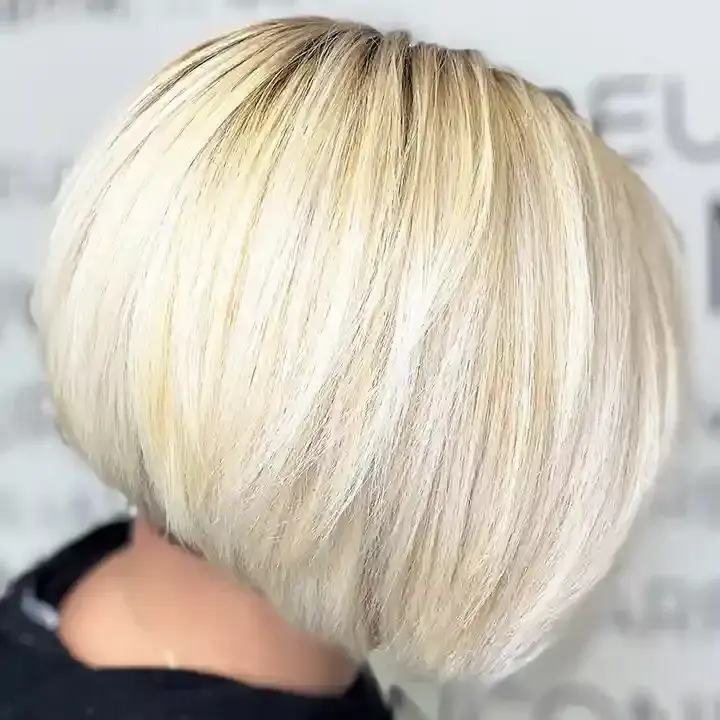 Carré plongeant blond
