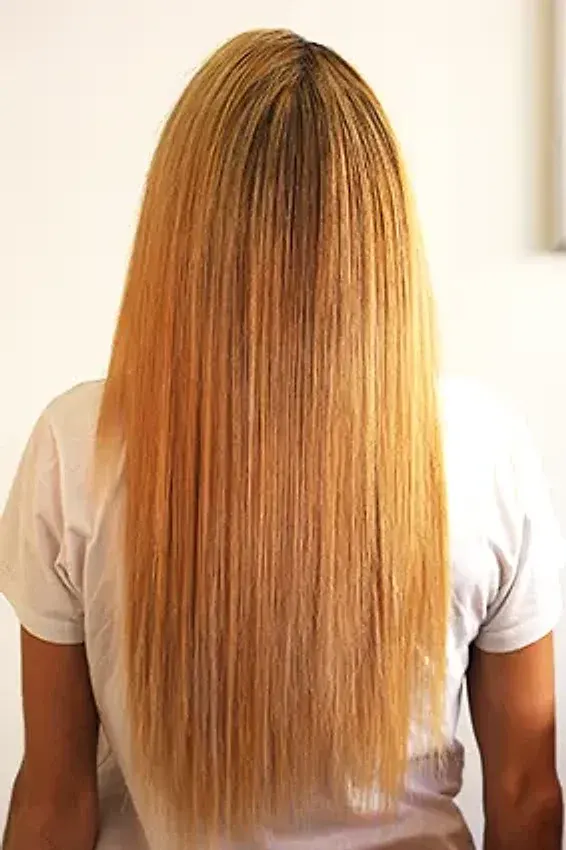Après : cheveux lisses après un lissage brésilien
