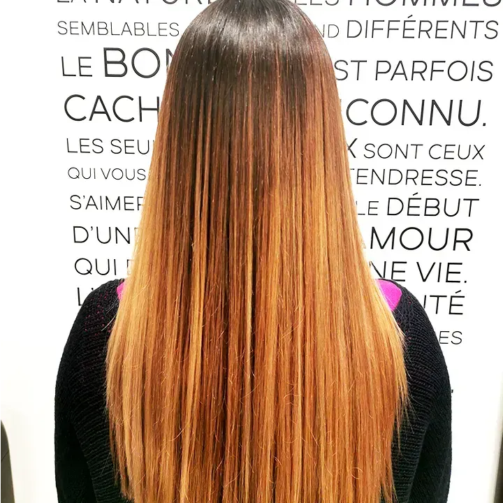 Cheveux longs lissés, reflets cuivrés
