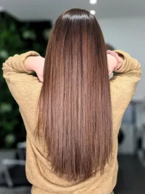 Cheveux longs lisses et brillants après un soin